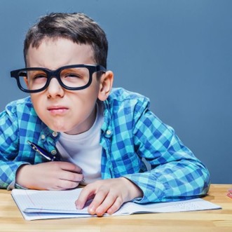 آیا عینک کودکان باید کمتر از حد لازم اصلاح شود؟