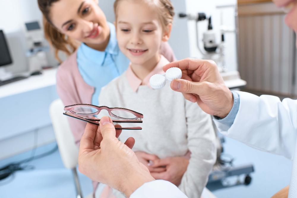 آیا بچه‌ها باید هم از عینک کنترل نزدیک‌بینی و هم از لنزهای تماسی استفاده کنند؟